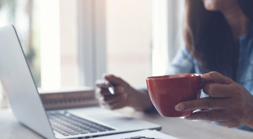 Kvinne jobber på en laptop, illustrasjonsfoto Kvinne jobber på en laptop, illustrasjonsfoto